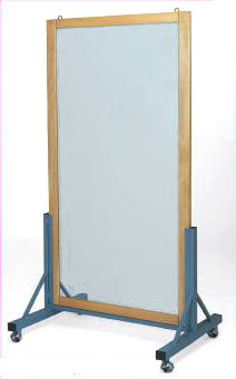 Specchio da parete in materiale sicuro con cornice in faggio massello e asole per la sospensione a parete.